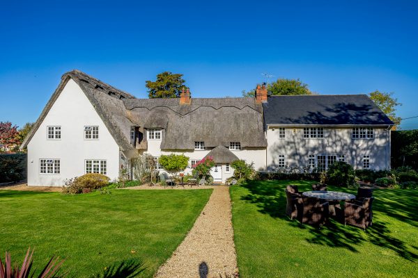 A Spectacularly Renovated Thatched Home In A Picture-Perfect Northamptonshire Village