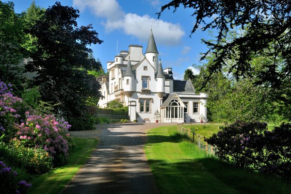 a-castle-like-mansion-house-in-scotland-that-is-the-perfect-mix-of-modern-and-traditional