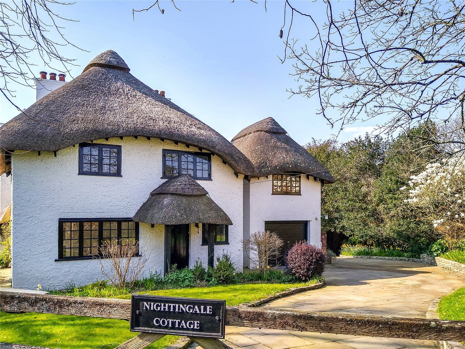 a-delightful-17th-century-thatched-cottage-for-sale-in-a-magical-corner-of-the-new-forest