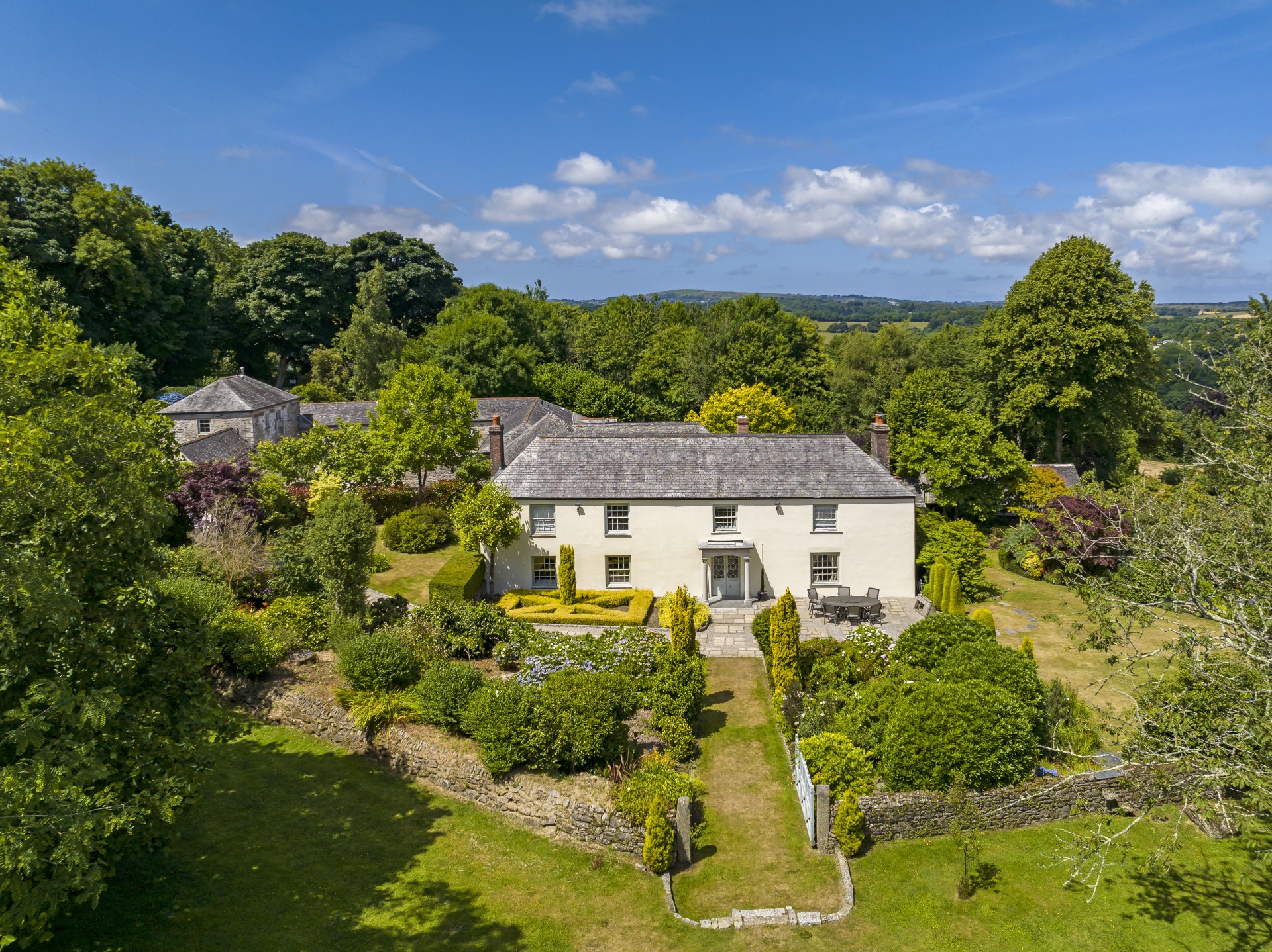 can’t-decide-between-a-dream-home-in-north-or-south-cornwall?-this-delightful-mini-estate-offers-the-best-of-both