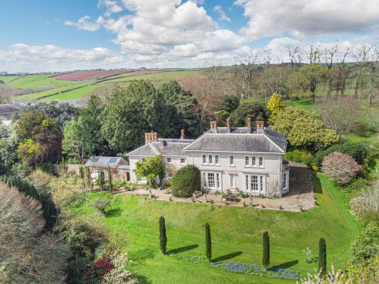 a-grand-georgian-villa-in-cornwall-with-grace,-charm-and-its-own-waterfalls