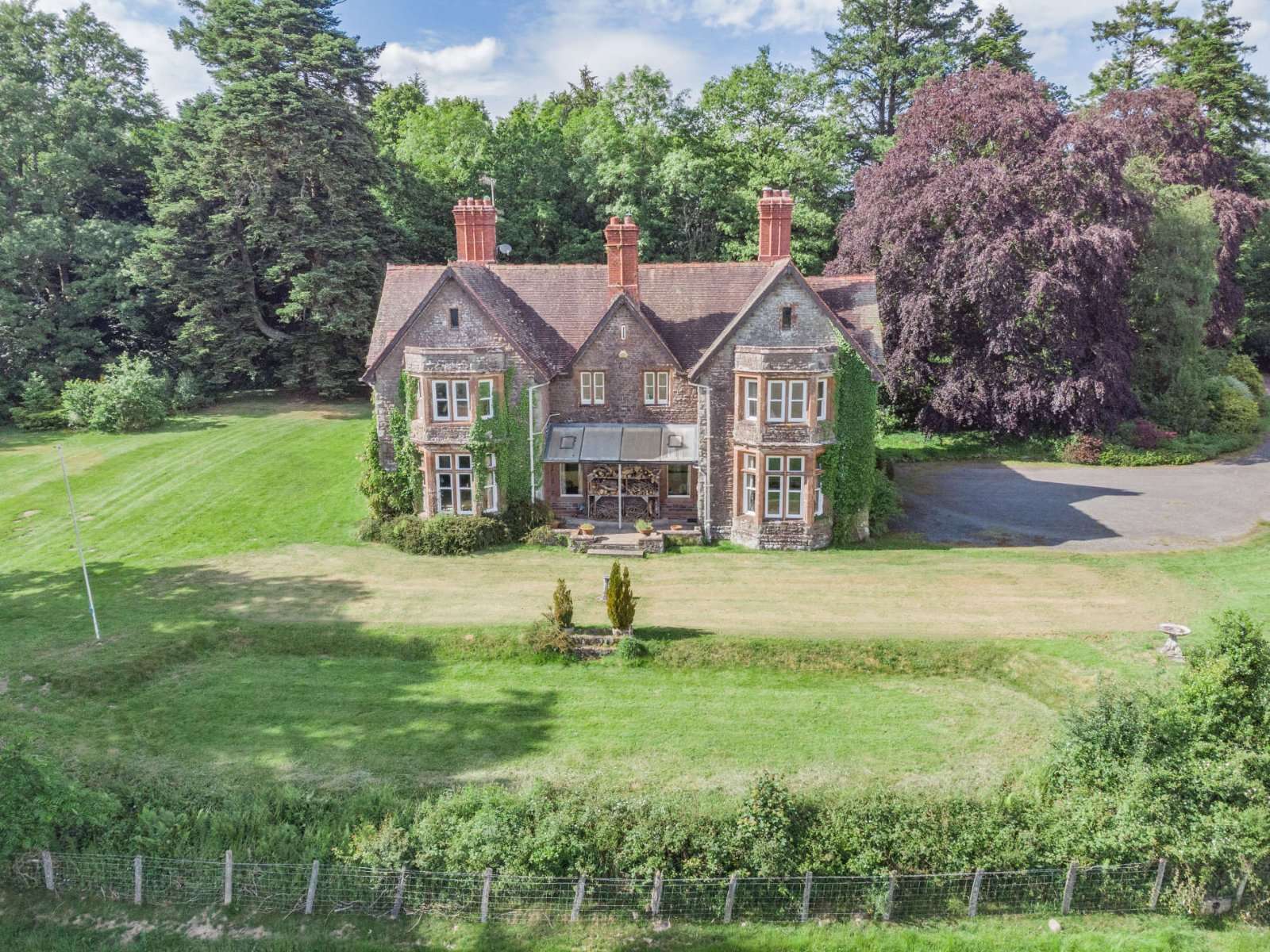 a-traditional-welsh-country-estate-that’s-set-within-16-acres-of-magical-parkland