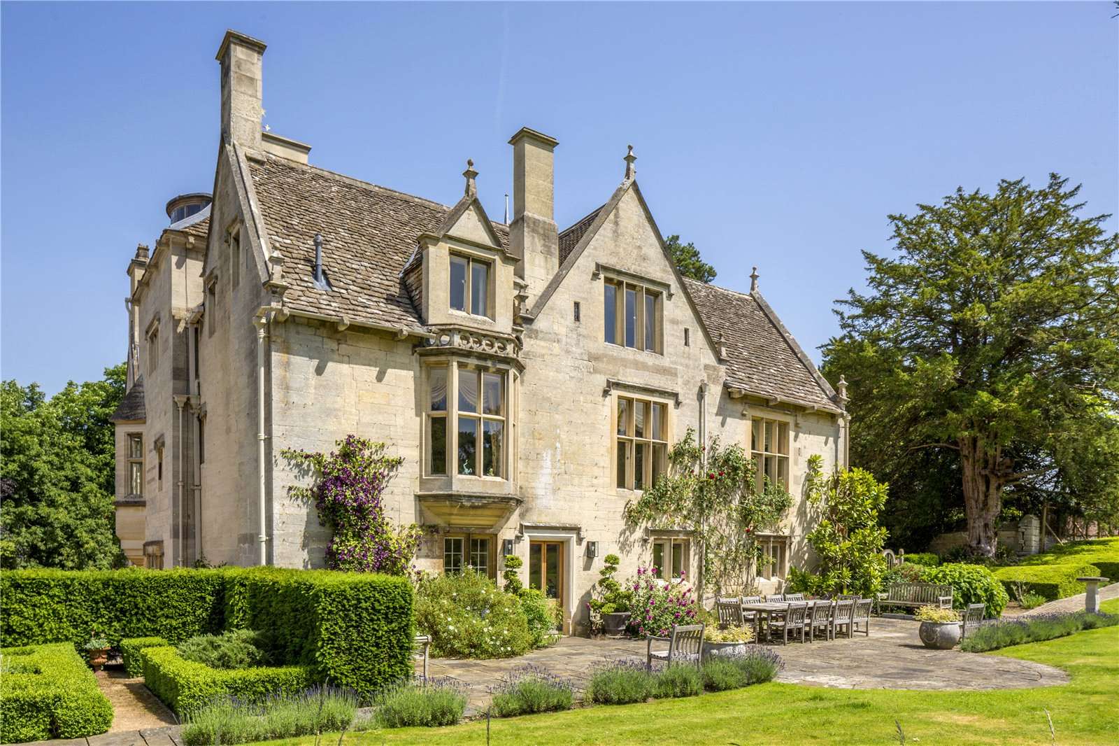 a-spectacular-old-priory-that’s-been-reimagined-time-and-again-for-1,000-years,-with-one-of-the-most-beautiful-poolhouses-you’ll-ever-see