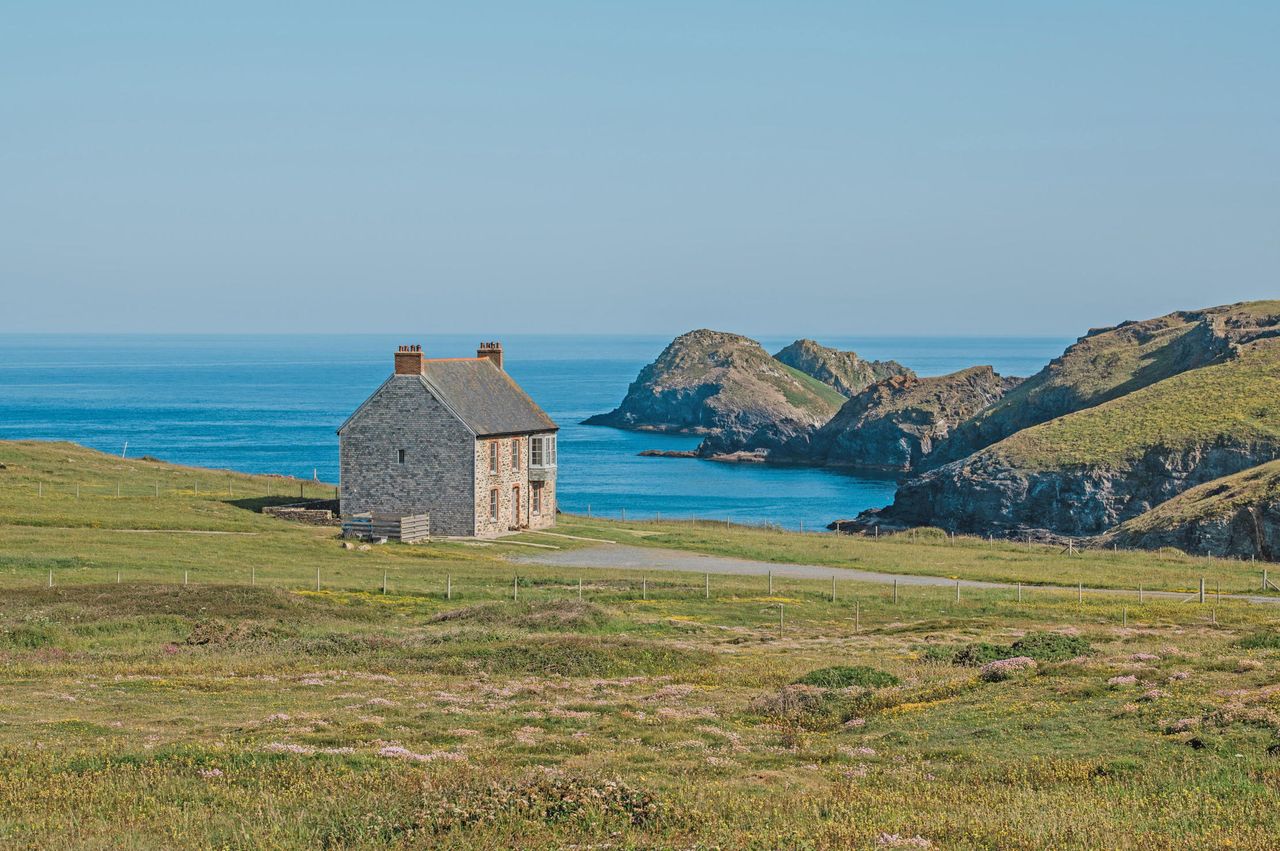 mesmerise-yourself-in-this-iconic-listed-home-on-the-north-cornwall-coast