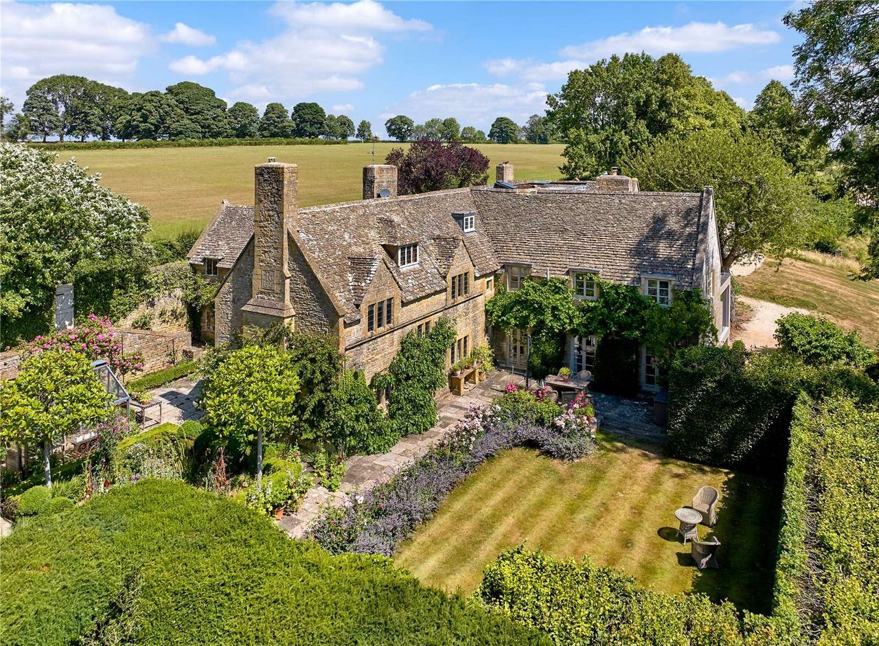 a-perfect-country-house-in-‘the-most-beautiful-and-unspoilt-town-in-the-cotswolds’
