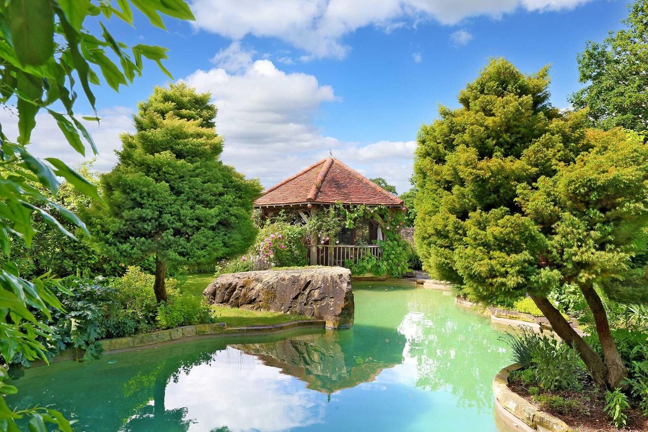 six-homes-with-fantastic-features,-from-pools-and-paddocks-to-waterside-settings,-as-seen-in-country-life
