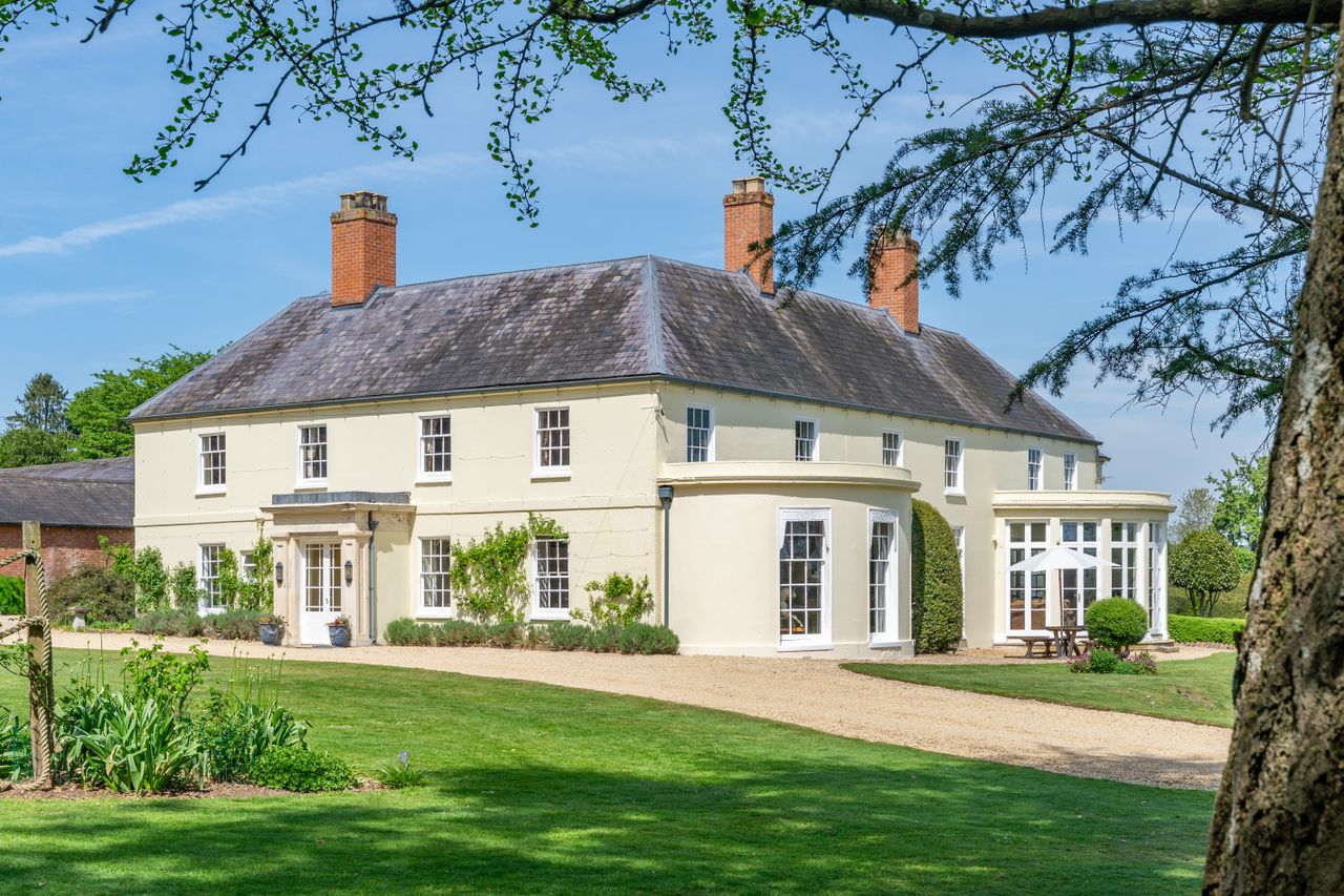 the-elegant-country-home-of-a-motor-racing-daredevil-who-raced-round-the-world-in-a-1936-bentley-and-crashed-a-range-rover-into-his-own-front-porch