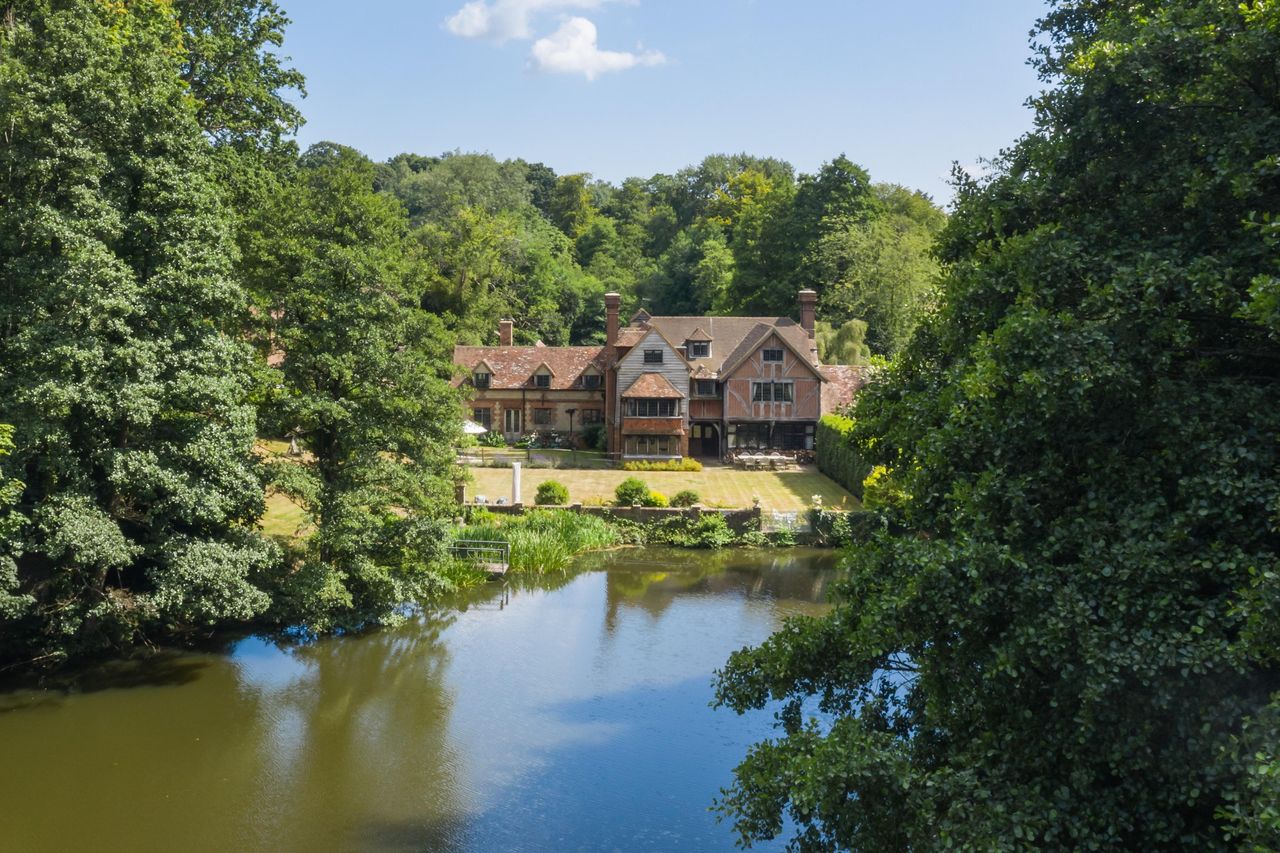 20-breathtaking-country-homes-for-sale,-as-seen-in-country-life