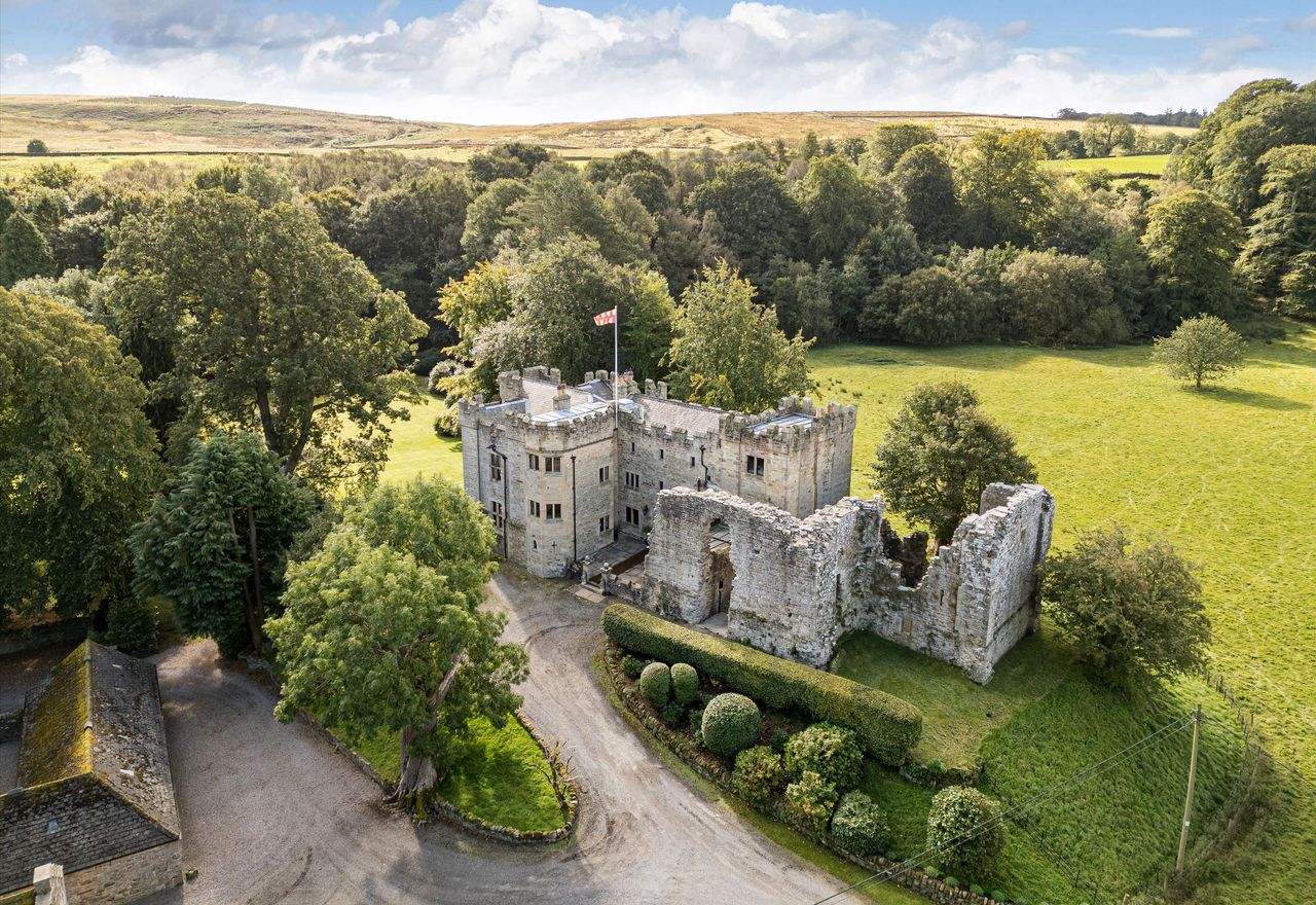 a-castle-that’s-actually-liveable:-bellister-has-all-the-grandeur-and-romance,-but-none-of-the-usual-headaches-of-living-in-a-grade-i-medieval-pile