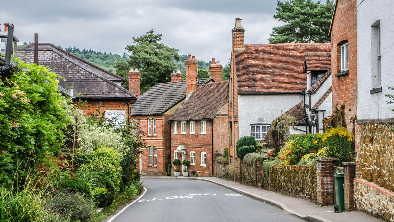 a-georgian-home-in-the-sleepy-surrey-village-that’s-been-an-a-lister’s-hideaway-for-everyone-from-agatha-christie-to-tom-cruise