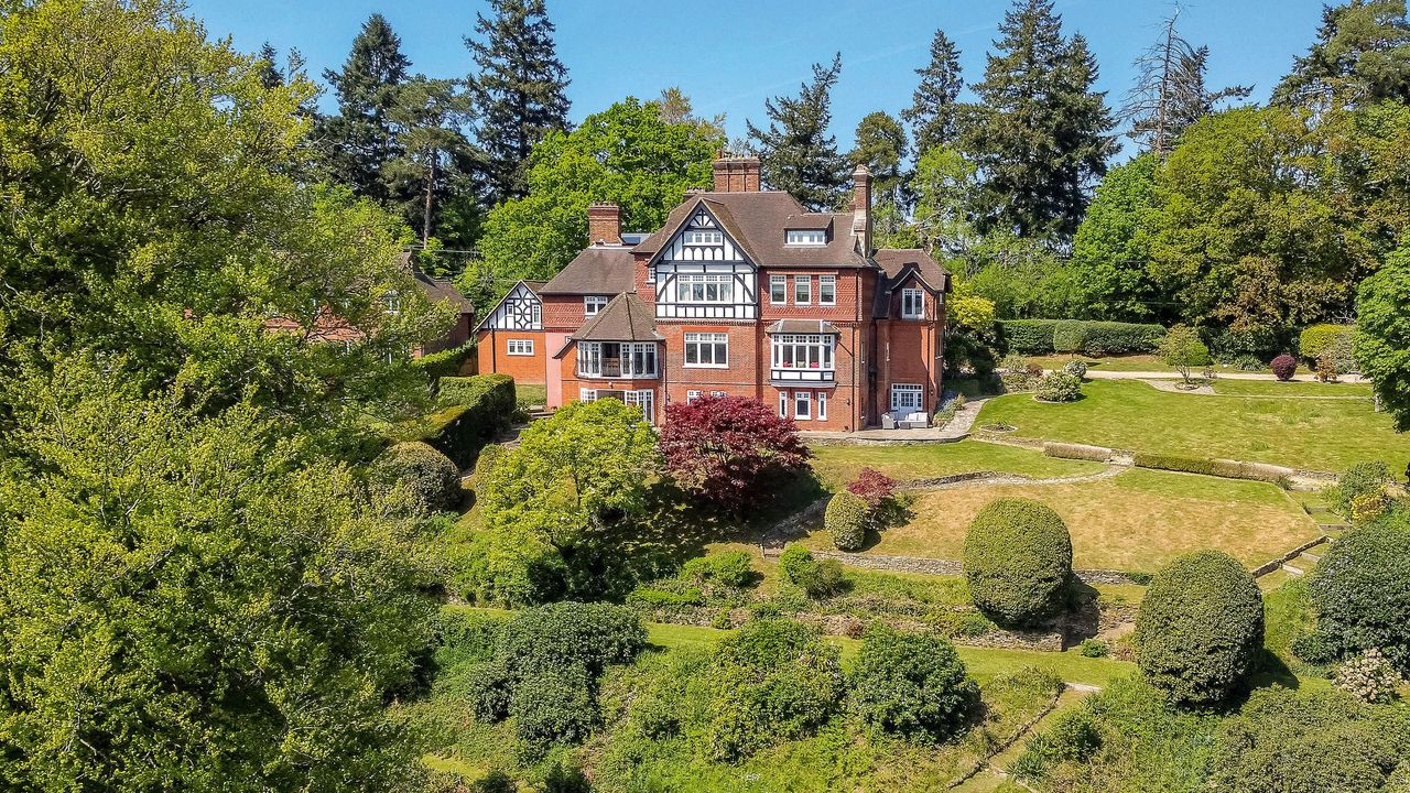 an-idyllic-country-home-and-grounds-designed-by-one-of-britain’s-greatest-ever-gardeners