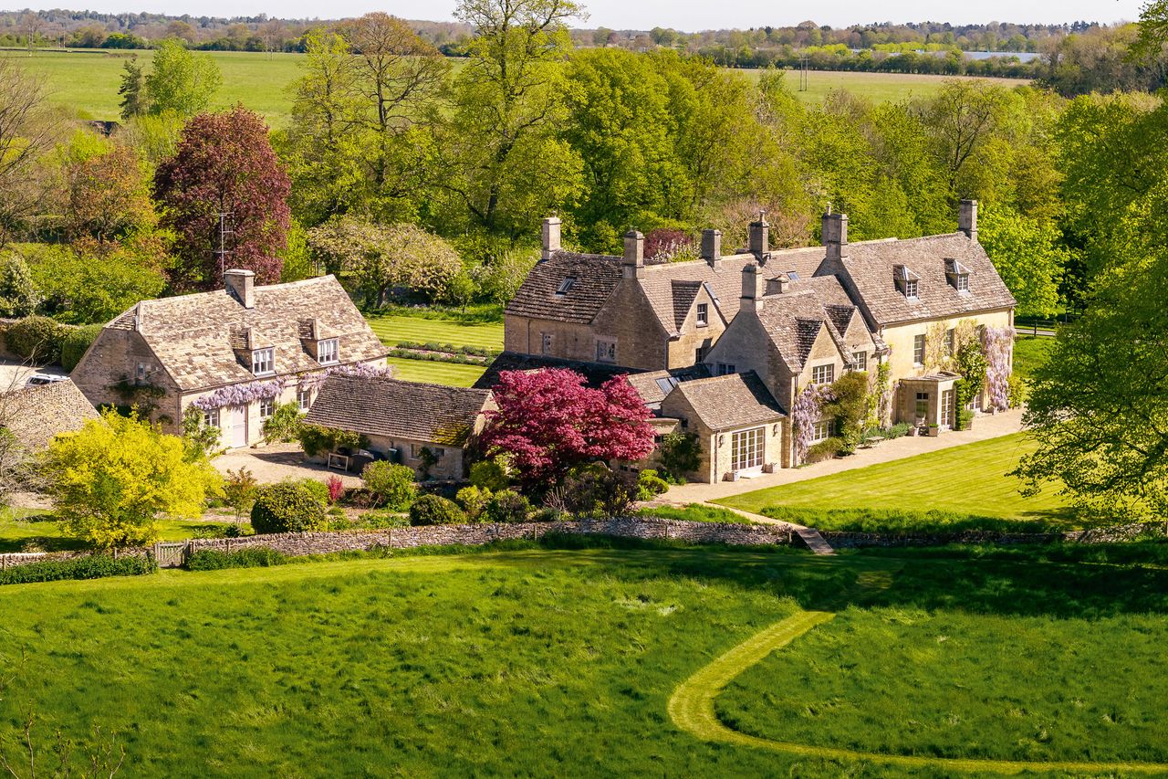 a-magnificent-cotswolds-manor-for-sale-that-was-home-to-one-of-britain’s-best-loved-—and-funniest-—poets