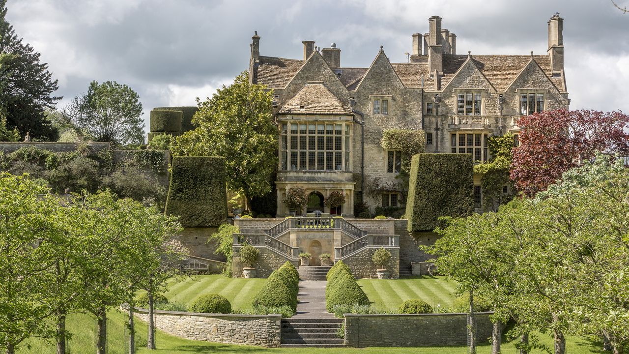 anyone-for-naked-tennis?-the-six-grandest-homes-for-sale-in-the-cotswolds-right-now
