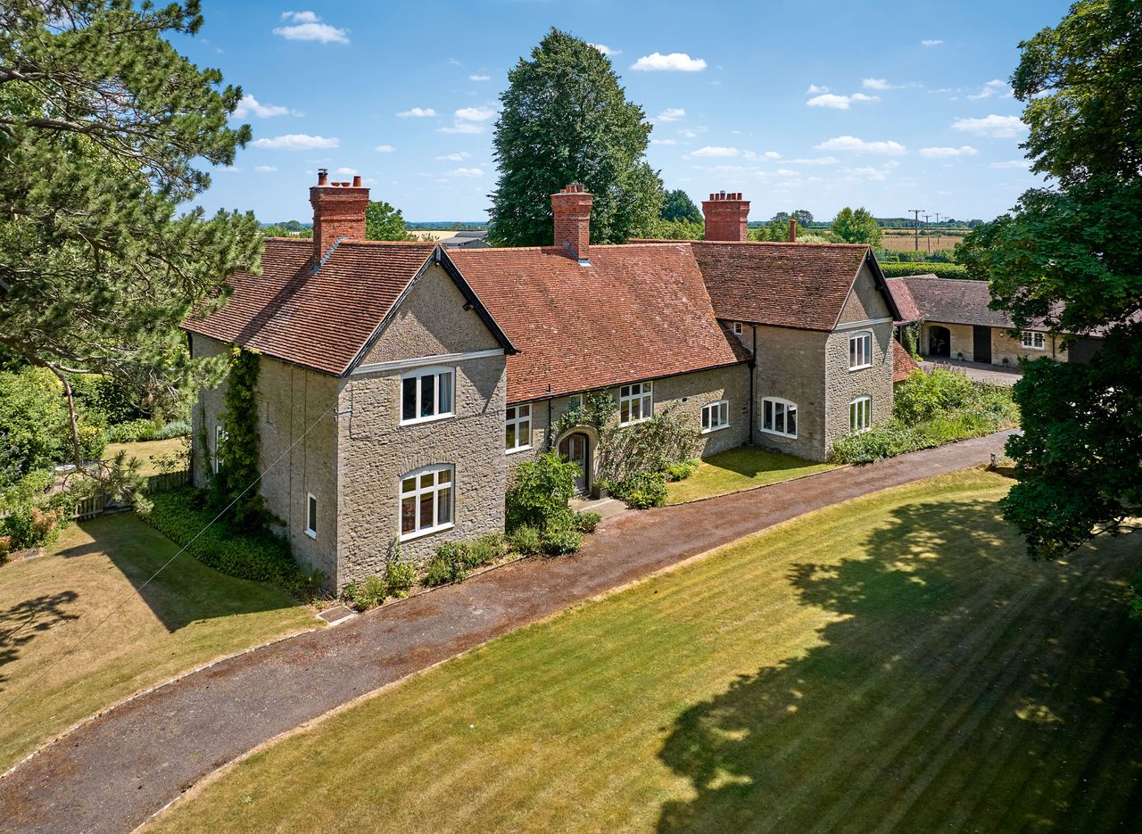 A Notswolds Manor House In A Hopelessly Idyllic Country Setting
