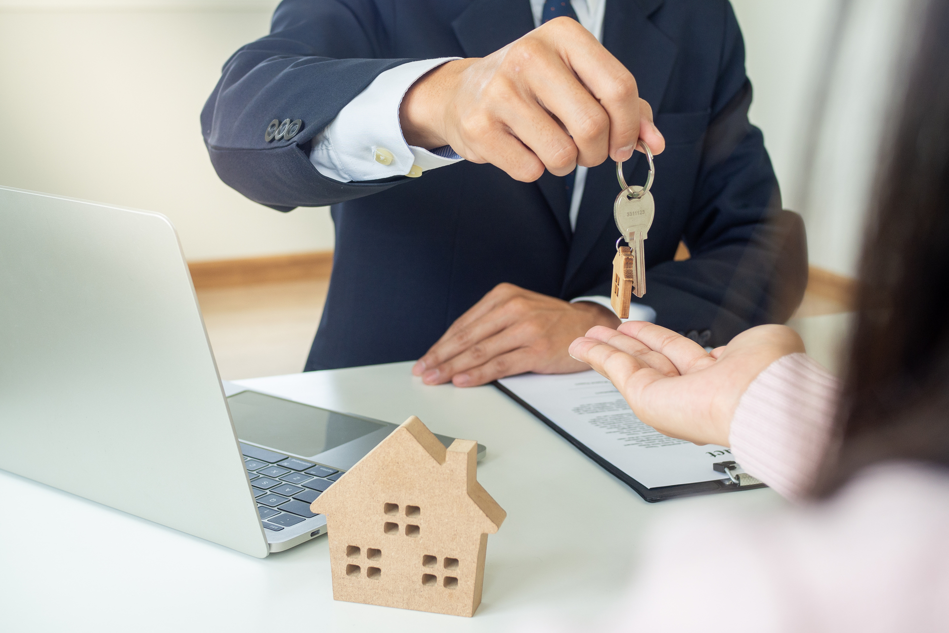 How to Choose the Right Estate Agent for Your Property Sale