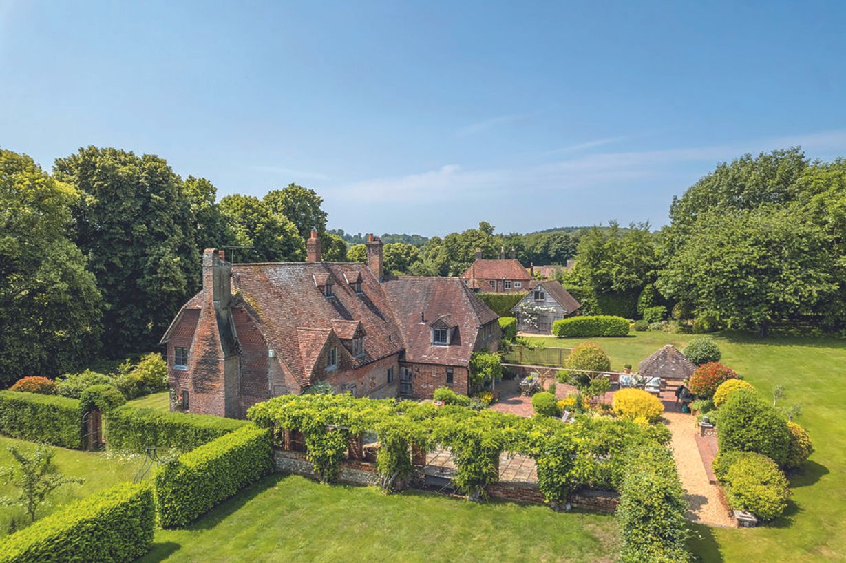 a-500-year-old-cottage-that’s-literally-two-doors-down-from-jane-austen’s-house-in-hampshire