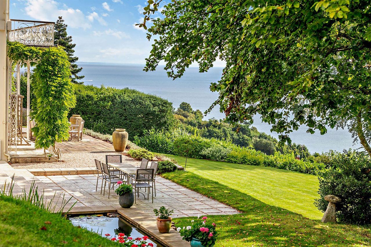 a-home-on-the-english-riviera-with-breathtaking-views-across-the-sea
