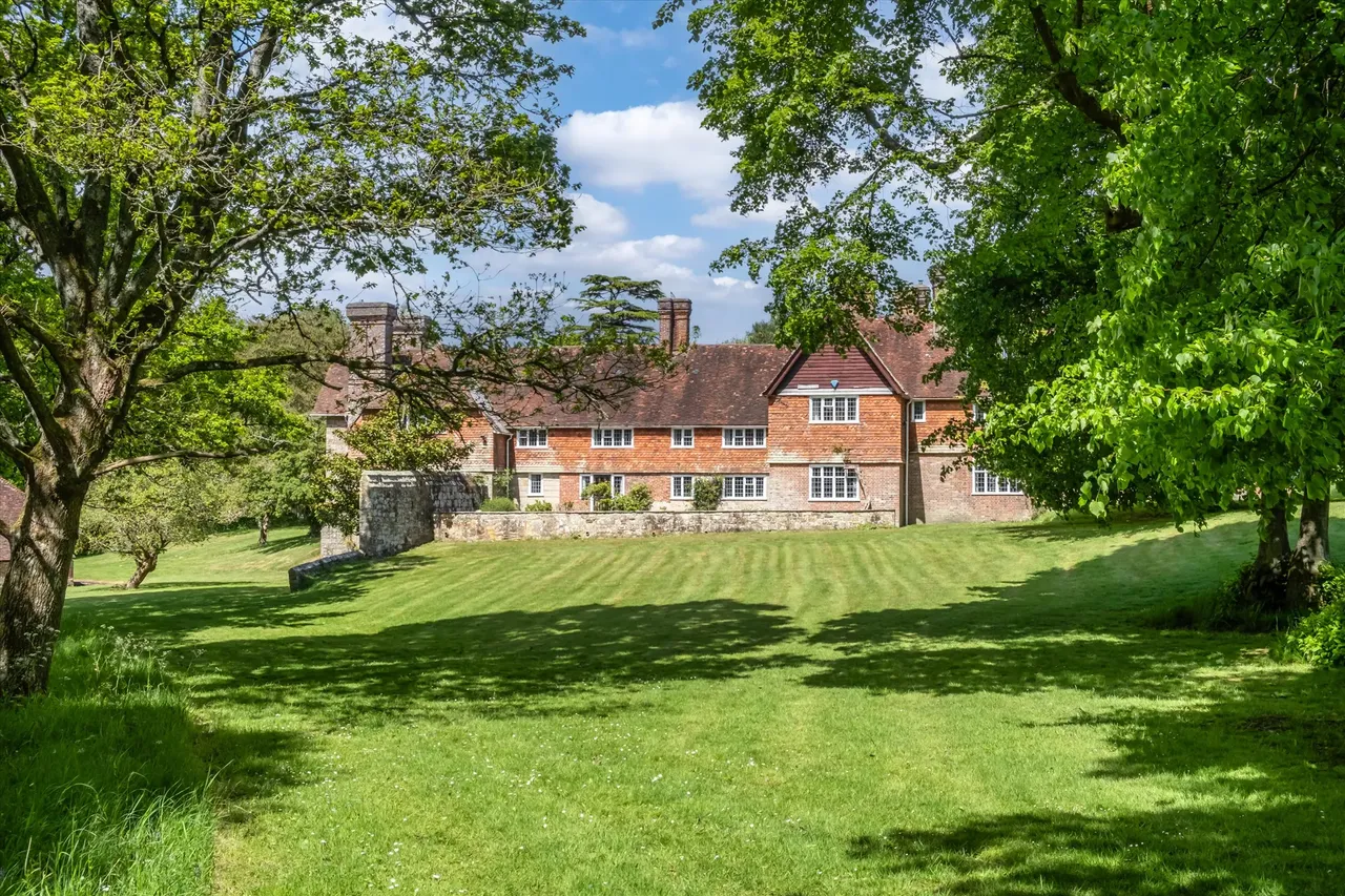 five-grand-places-to-live,-from-sprawling-estates-to-cottages-and-seaside-escapes,-as-seen-in-country-life