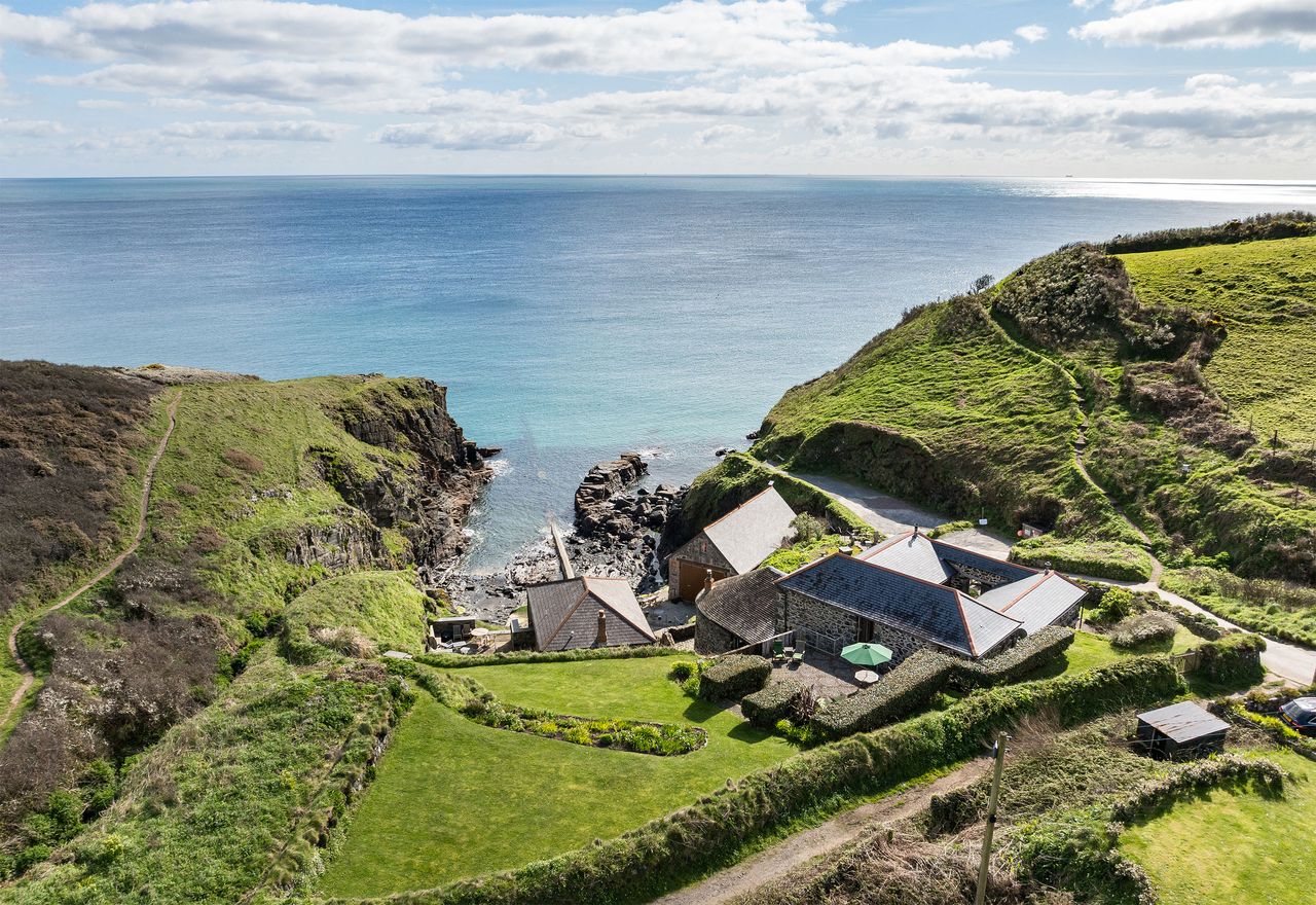 a-converted-pilchard-cellar-for-sale-at-1.295-million-(but-don’t-worry,-it’s-much-nicer-than-that-makes-it-sound)