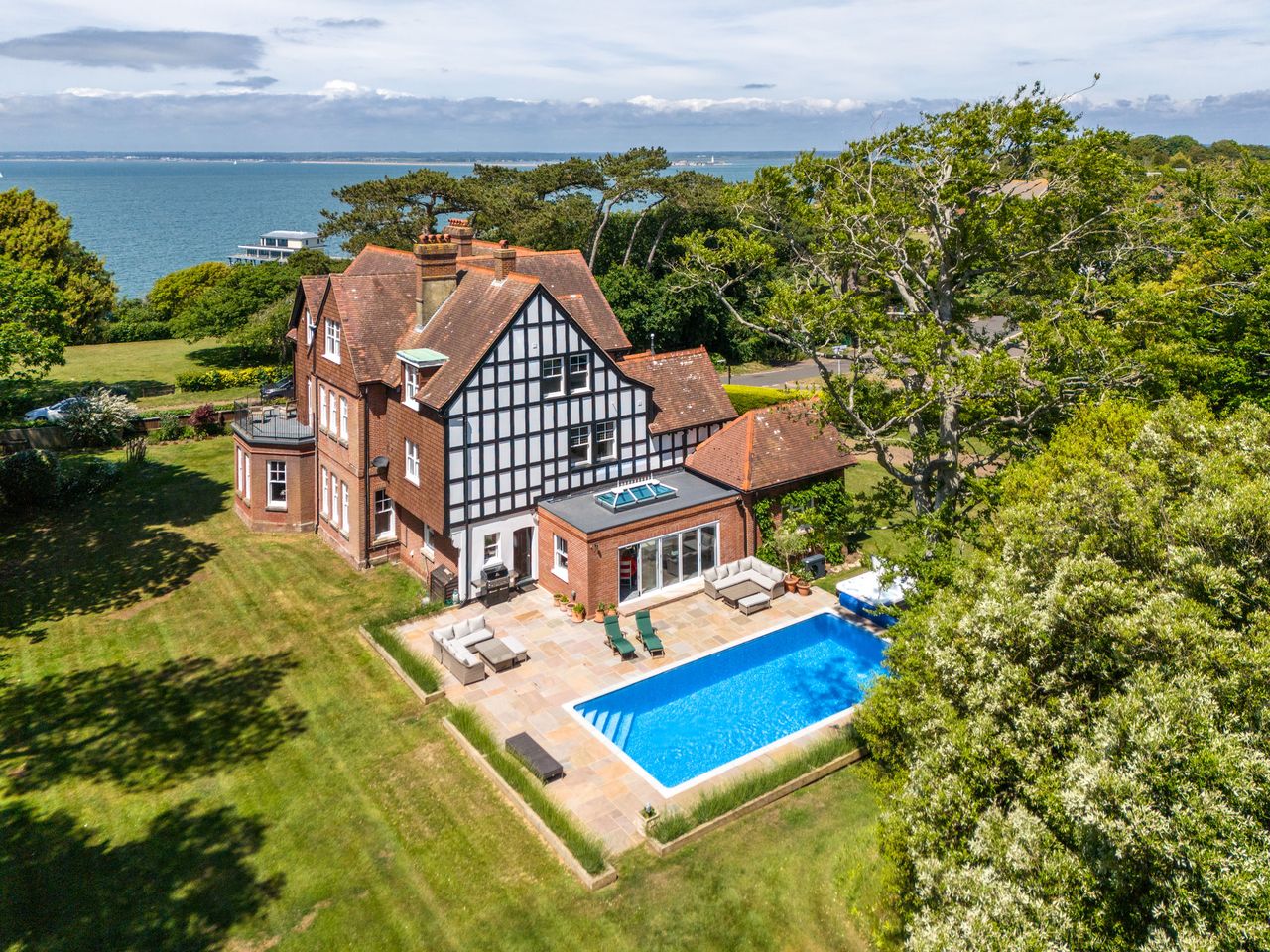 life’s-a-beach-—especially-if-you-live-in-one-of-these-epic-homes-by-the-sea